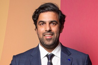 “印度电诈”就离谱！整整八年，AI全靠人、收入全靠刷，微软纳德拉被老乡“杀猪盘”了