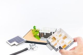 如何评估不同行业的投资潜力？科技股在其中有什么特点？