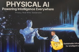 2月18日外盘头条：美伊核谈判达成总体共识 美布两油承压 苹果三款AI穿戴设备曝光 Meta扩大与英伟达的合作