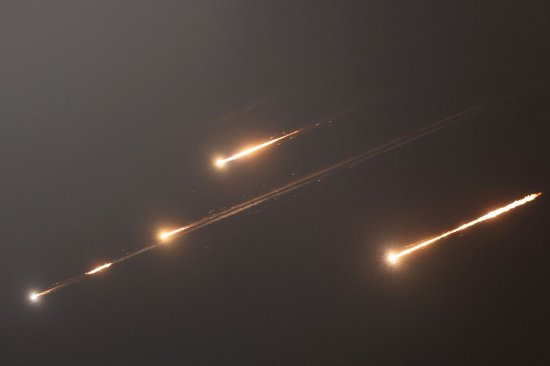 伊朗以导弹齐射回应以色列的大规模袭击  第1张