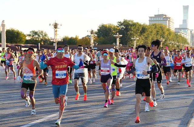 2025年北京马拉松天安门广场鸣枪起跑，3.2万余名选手同场竞技  第2张