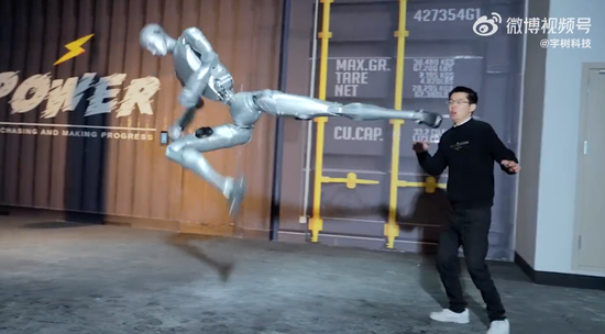 上市绿色通道被叫停？宇树科技严正声明：假的！公司发布人形机器人H2训练视频：腾空侧踢吓退王兴兴  第1张