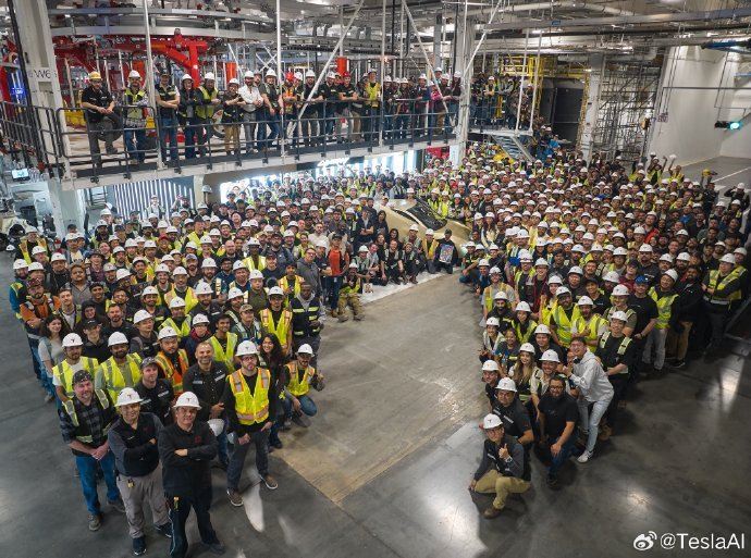 量产的特斯拉Cybercab今天下线了  第1张