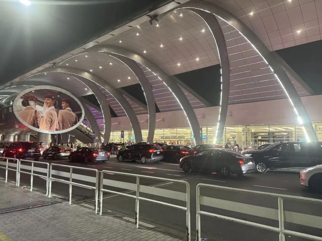 滞留迪拜6天，7次航班取消，一名中国游客咬牙买下54000元机票  第3张