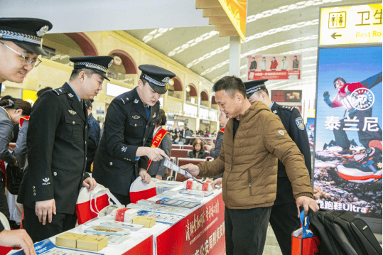 金融消保进车站  趣味宣讲护民生――哈尔滨银行2026年“3・15”金融宣教活动让旅客候车间隙解锁防骗新技能 第3张