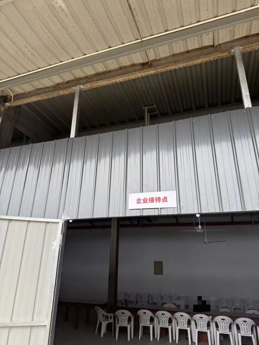 梅向荣自首,其妹梅亚萍“代理人”现身接待点,传达两套偿付方案!实探上海办公地:大批员工也深陷投资泥潭 第2张 梅向荣自首,其妹梅亚萍“代理人”现身接待点,传达两套偿付方案!实探上海办公地:大批员工也深陷投资泥潭 第2张