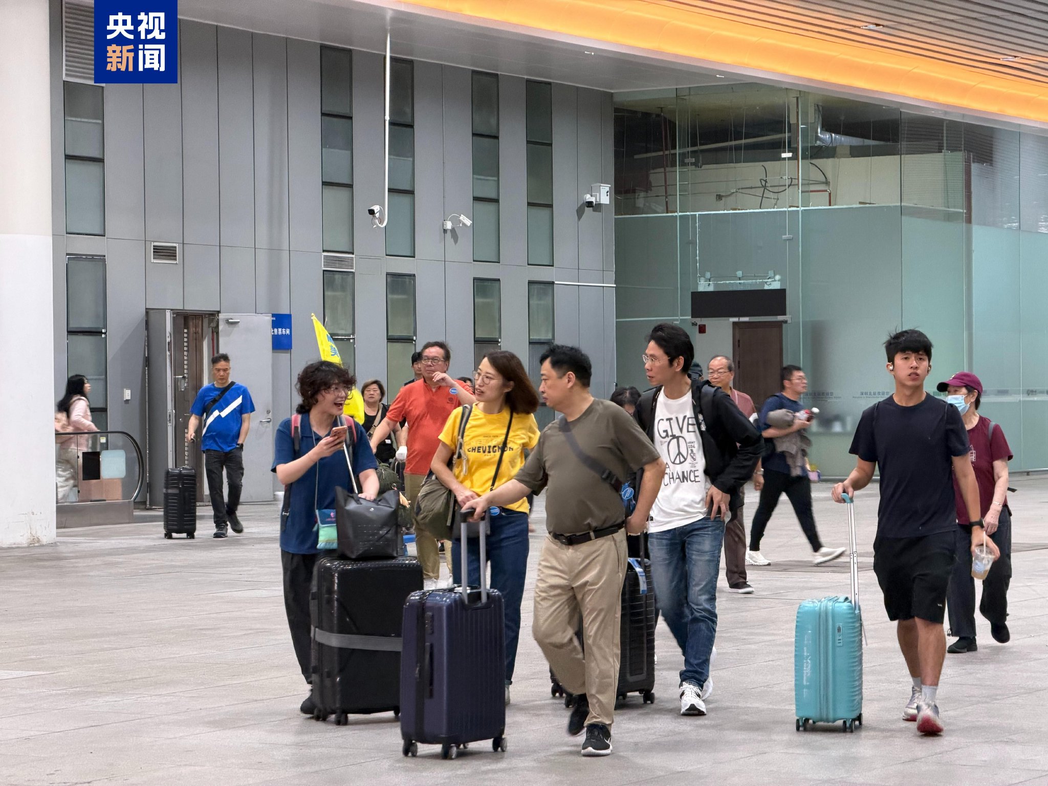 湾区高铁旅游专列开行 2400名香港旅客畅游内地 第2张 湾区高铁旅游专列开行 2400名香港旅客畅游内地 第2张